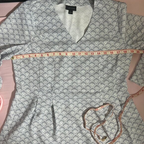 J Jill Ladie's Fitted Blouse Wearever Collection Size Small V Neck - Picture 4 of 5